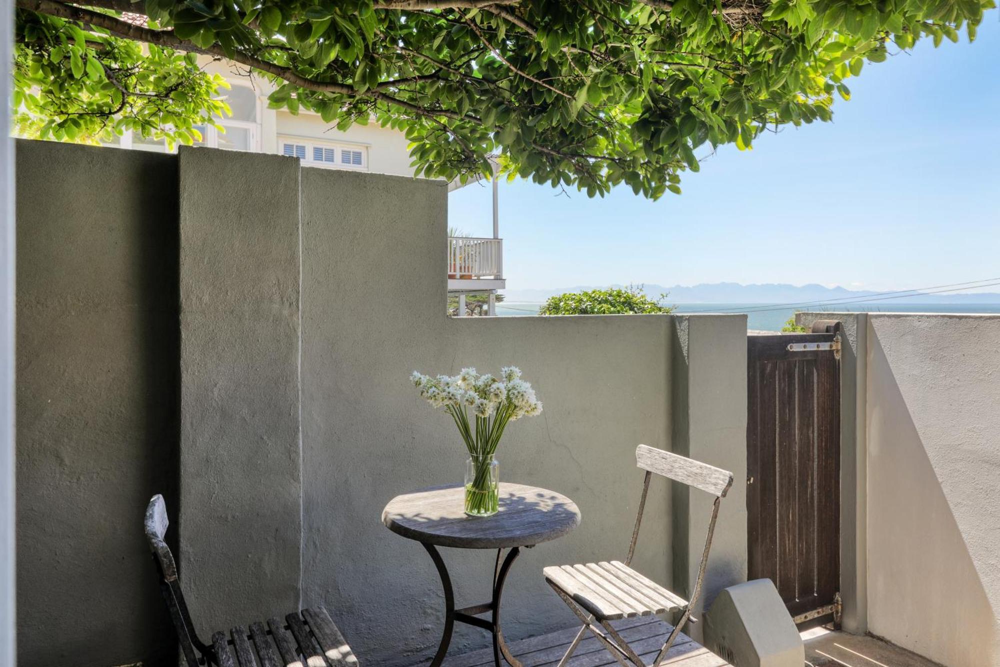 Behr Road Apartment With Sea View Patio Кейптаун Екстериор снимка